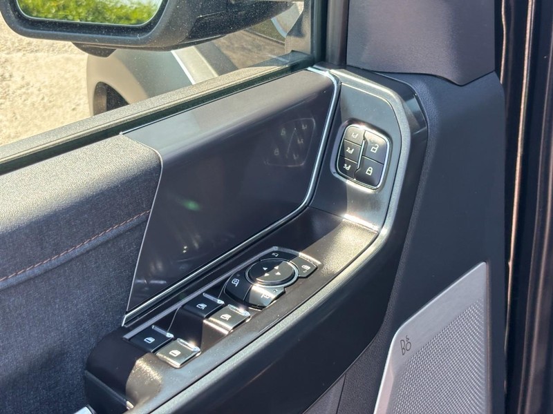 Ford F-150 Vehicle Full-screen Gallery Image 18