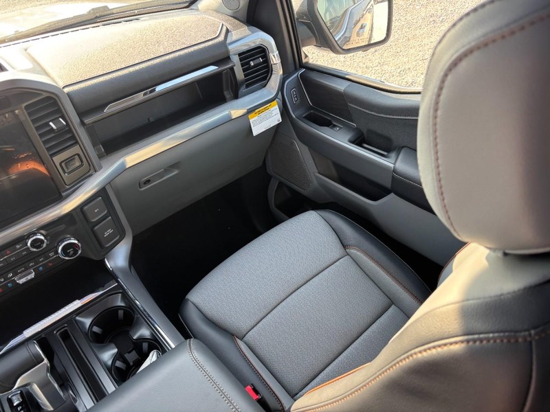 Ford F-150 Vehicle Full-screen Gallery Image 16