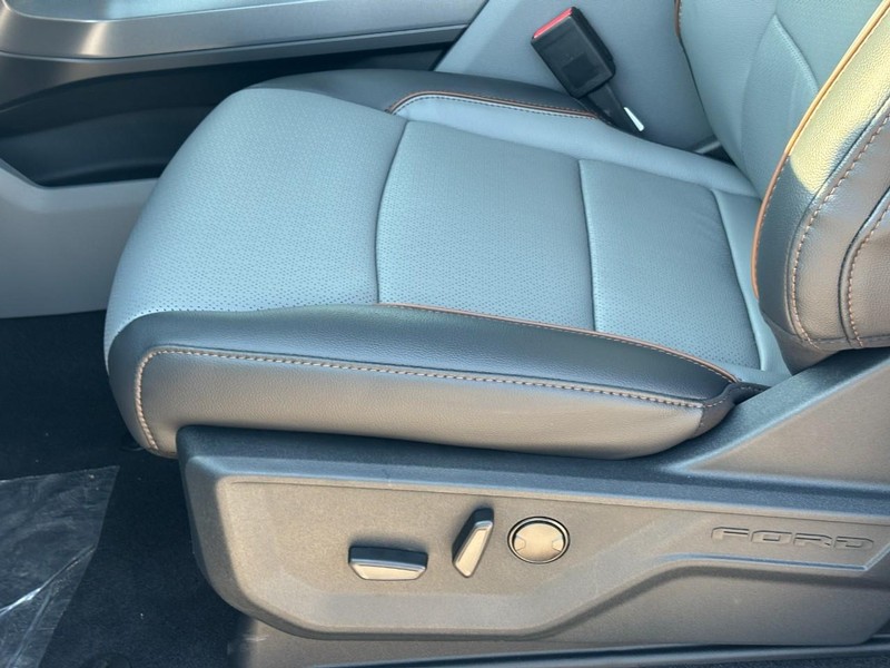 Ford F-150 Vehicle Full-screen Gallery Image 17