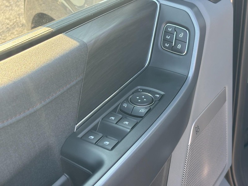 Ford F-150 Vehicle Full-screen Gallery Image 18