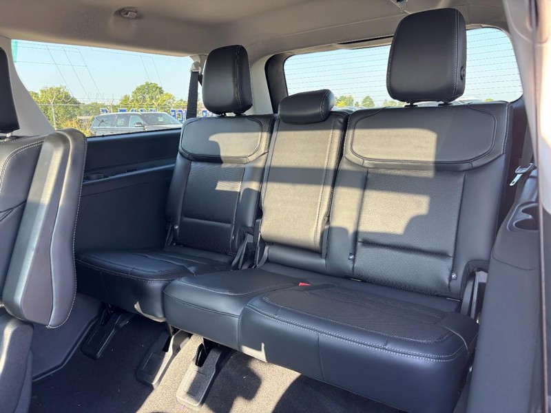 Ford Expedition Max Vehicle Full-screen Gallery Image 13