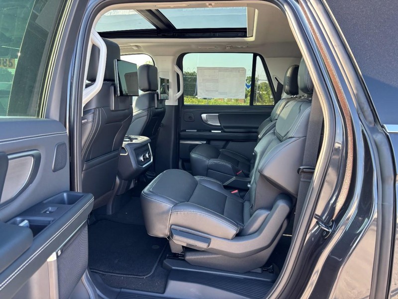 Ford Expedition Max Vehicle Full-screen Gallery Image 14
