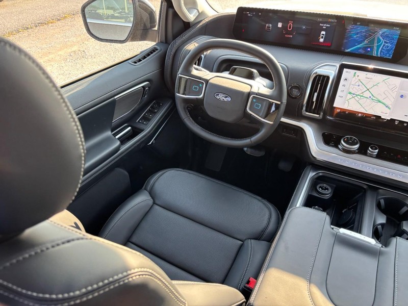 Ford Expedition Max Vehicle Full-screen Gallery Image 15