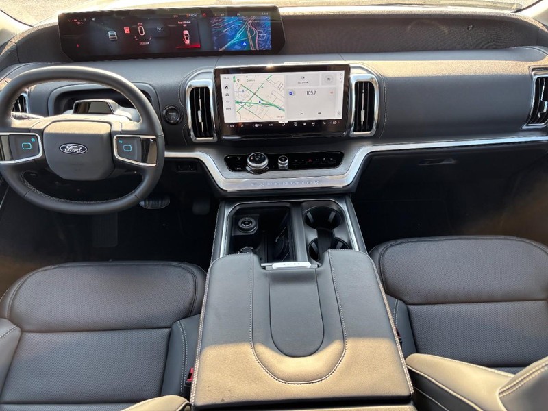 Ford Expedition Max Vehicle Full-screen Gallery Image 16
