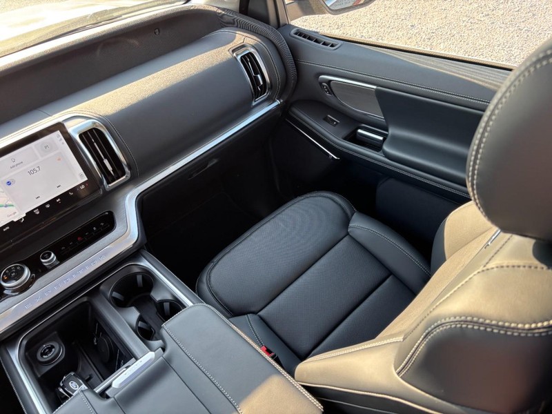 Ford Expedition Max Vehicle Full-screen Gallery Image 17