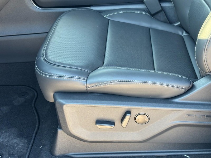 Ford Expedition Max Vehicle Full-screen Gallery Image 18