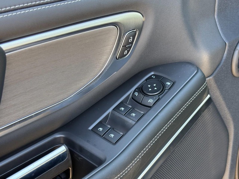 Ford Expedition Max Vehicle Full-screen Gallery Image 19