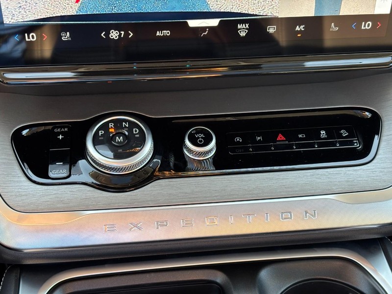 Ford Expedition Max Vehicle Full-screen Gallery Image 26