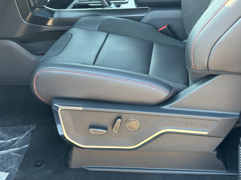 Ford F-150 Vehicle Full-screen Gallery Image 17