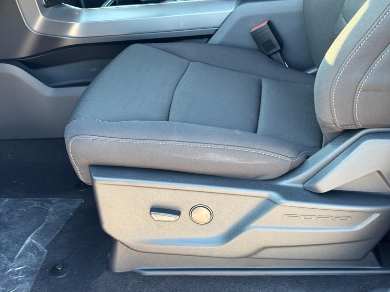 Ford F-150 Vehicle Full-screen Gallery Image 17
