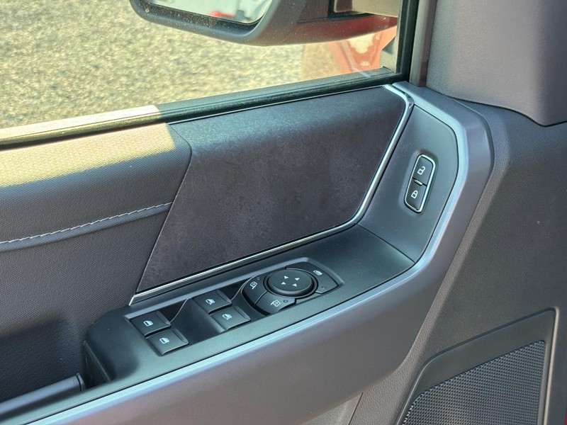 Ford F-150 Vehicle Full-screen Gallery Image 18