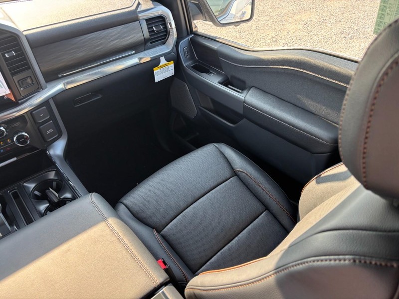 Ford F-150 Vehicle Full-screen Gallery Image 16