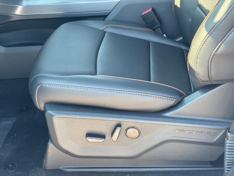Ford F-150 Vehicle Full-screen Gallery Image 17