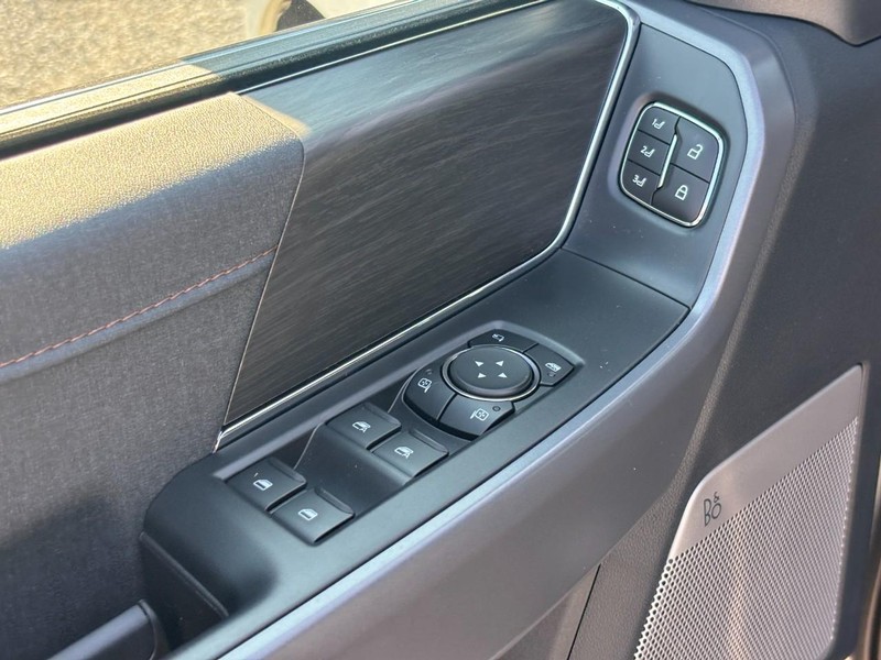 Ford F-150 Vehicle Full-screen Gallery Image 18
