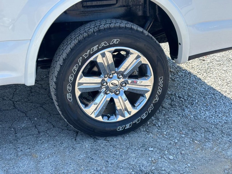 Ford F-150 Vehicle Full-screen Gallery Image 12