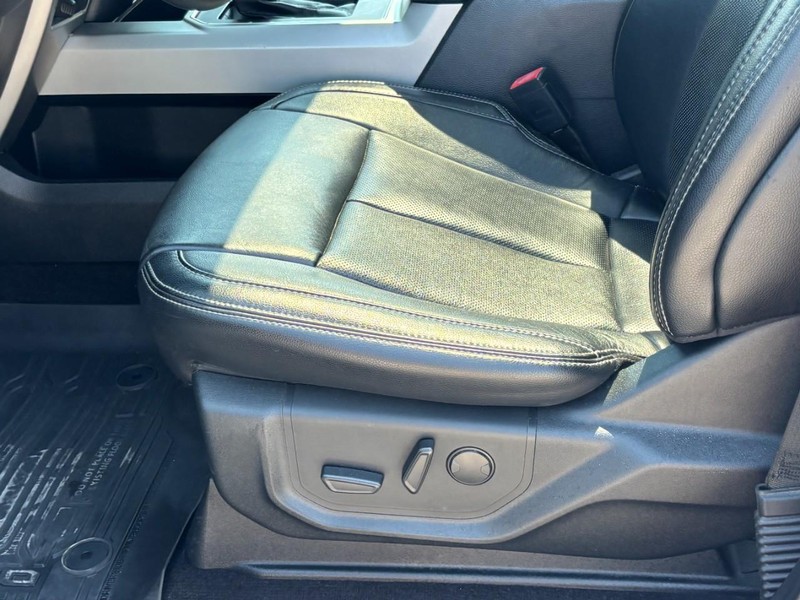 Ford F-150 Vehicle Full-screen Gallery Image 17