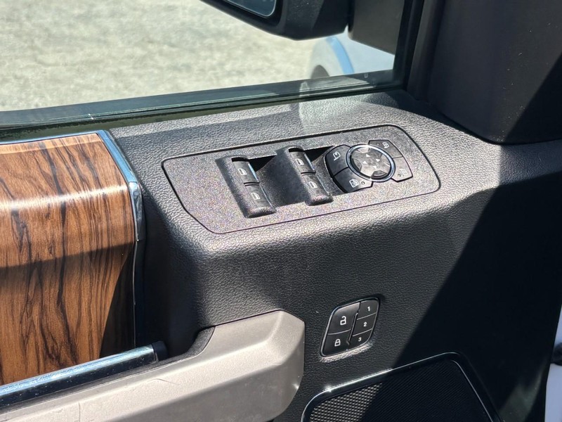 Ford F-150 Vehicle Full-screen Gallery Image 18