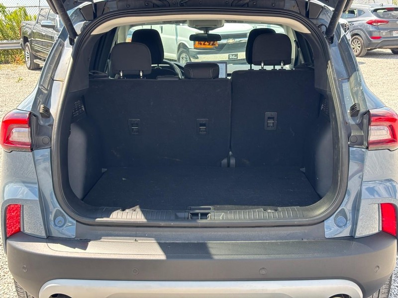 Ford Escape Vehicle Full-screen Gallery Image 11