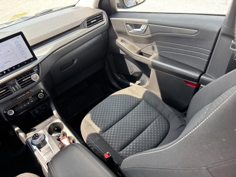 Ford Escape Vehicle Full-screen Gallery Image 16