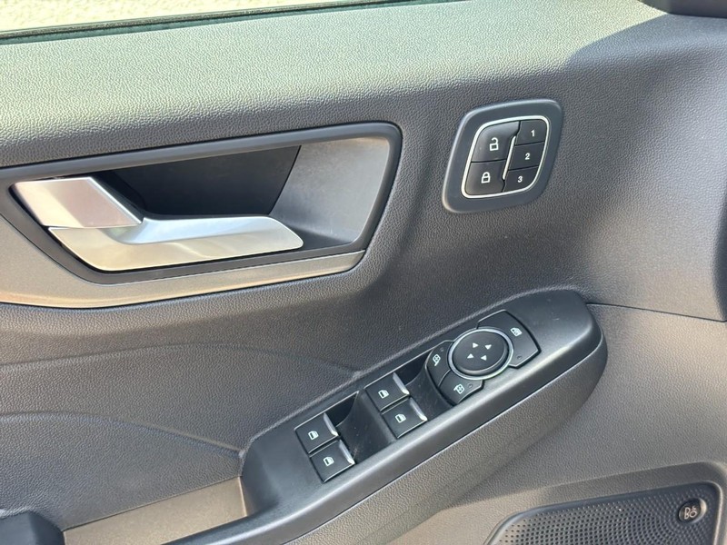 Ford Escape Vehicle Full-screen Gallery Image 18