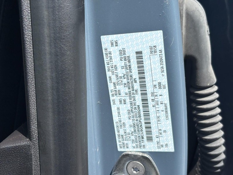 Ford Escape Vehicle Full-screen Gallery Image 26