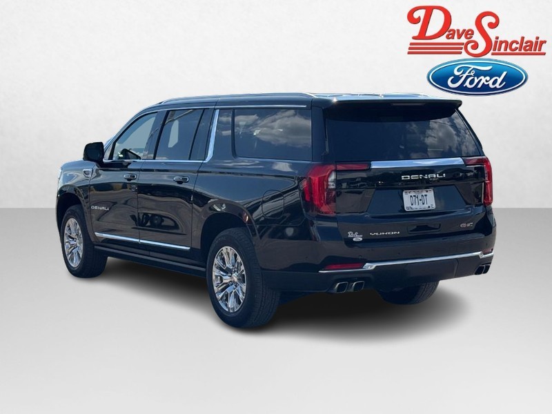 GMC Yukon XL Vehicle Full-screen Gallery Image 09