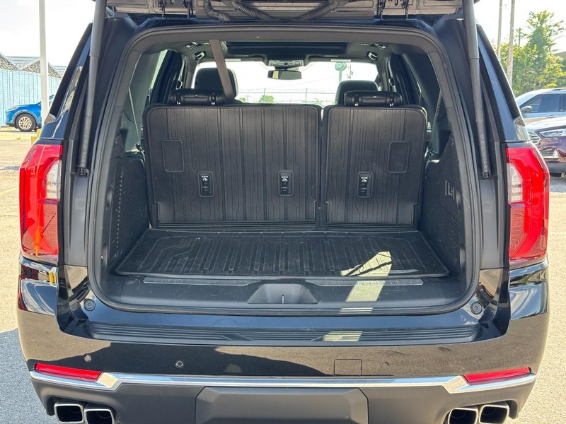 GMC Yukon XL Vehicle Full-screen Gallery Image 11