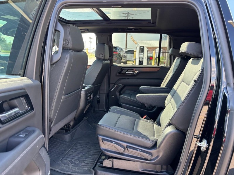 GMC Yukon XL Vehicle Full-screen Gallery Image 14