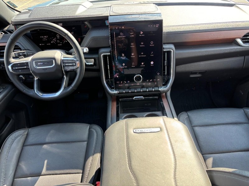 GMC Yukon XL Vehicle Full-screen Gallery Image 16
