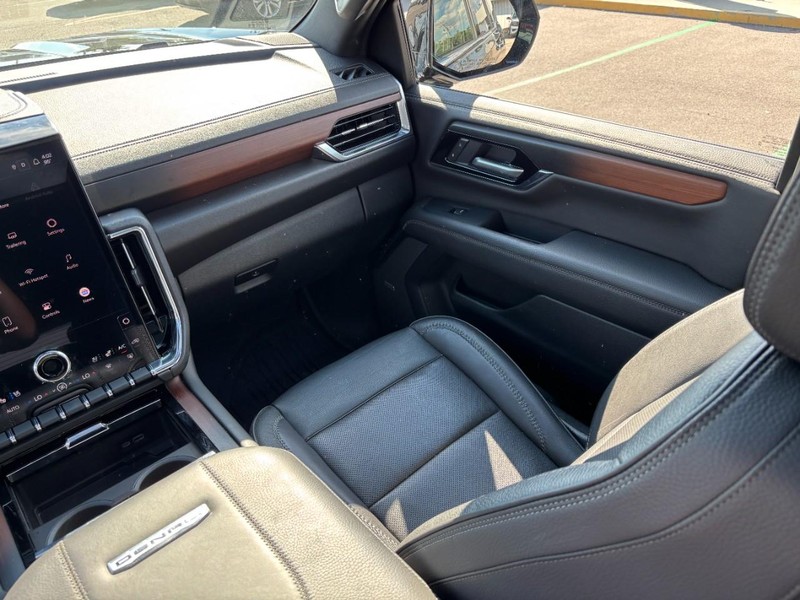 GMC Yukon XL Vehicle Full-screen Gallery Image 17