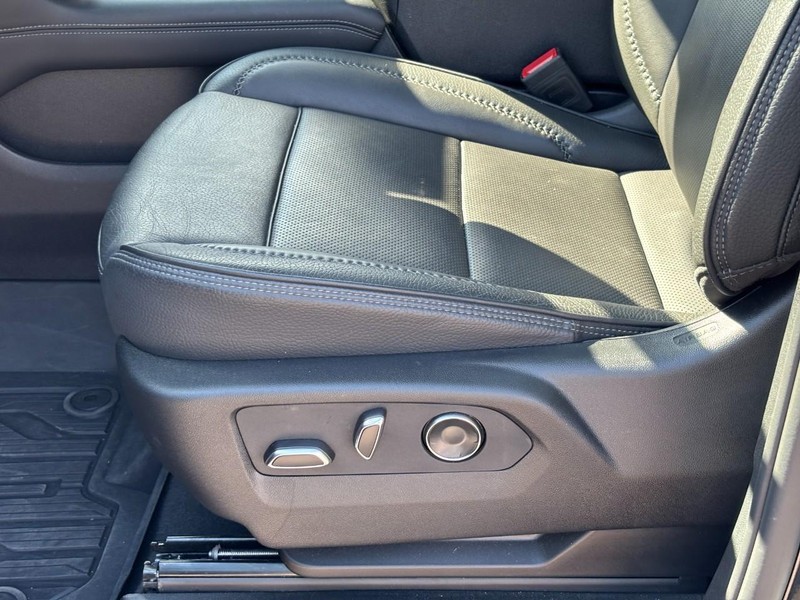 GMC Yukon XL Vehicle Full-screen Gallery Image 18