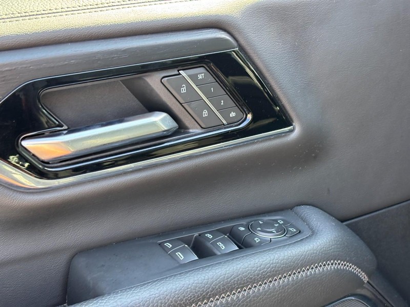 GMC Yukon XL Vehicle Full-screen Gallery Image 19