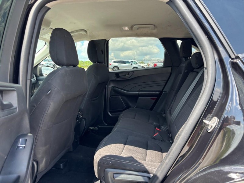 Ford Escape Vehicle Full-screen Gallery Image 13