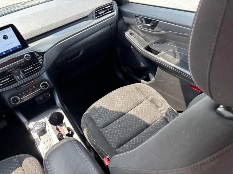 Ford Escape Vehicle Full-screen Gallery Image 16
