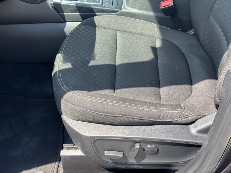 Ford Escape Vehicle Full-screen Gallery Image 17