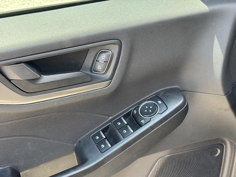 Ford Escape Vehicle Full-screen Gallery Image 18