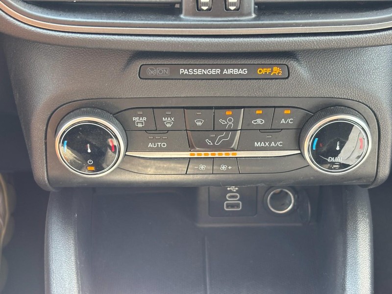 Ford Escape Vehicle Full-screen Gallery Image 24