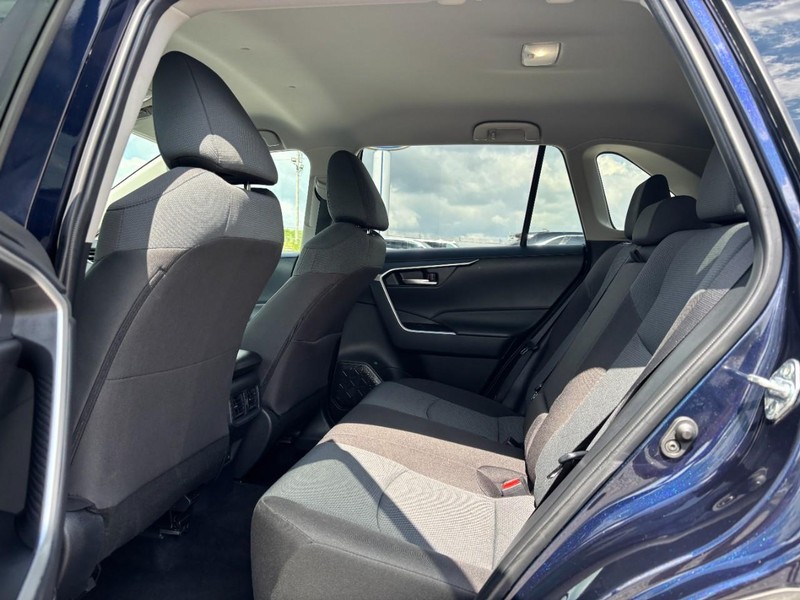 Toyota RAV4 Vehicle Full-screen Gallery Image 13
