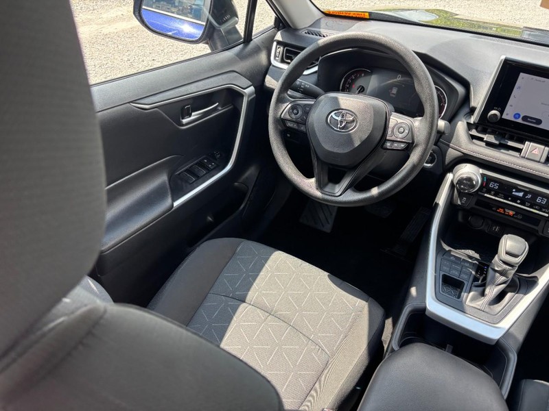 Toyota RAV4 Vehicle Full-screen Gallery Image 14