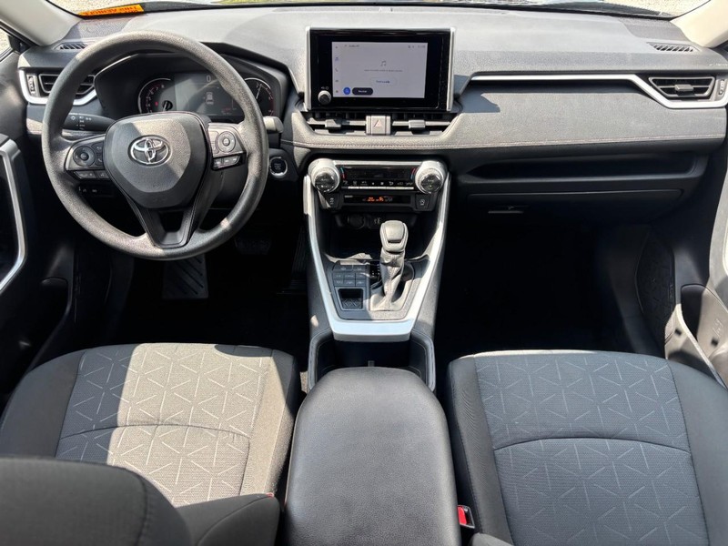 Toyota RAV4 Vehicle Full-screen Gallery Image 15