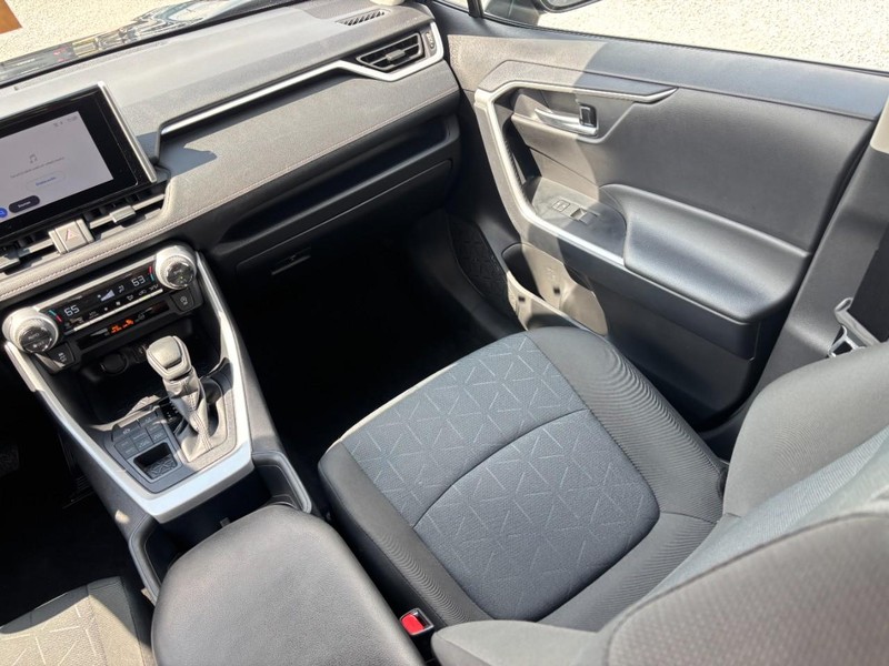 Toyota RAV4 Vehicle Full-screen Gallery Image 16