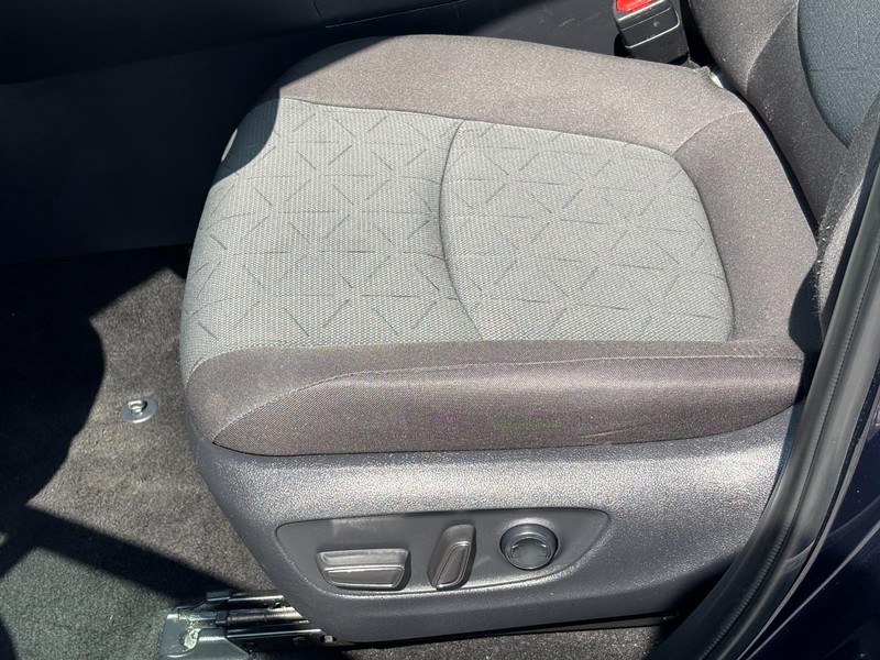 Toyota RAV4 Vehicle Full-screen Gallery Image 17