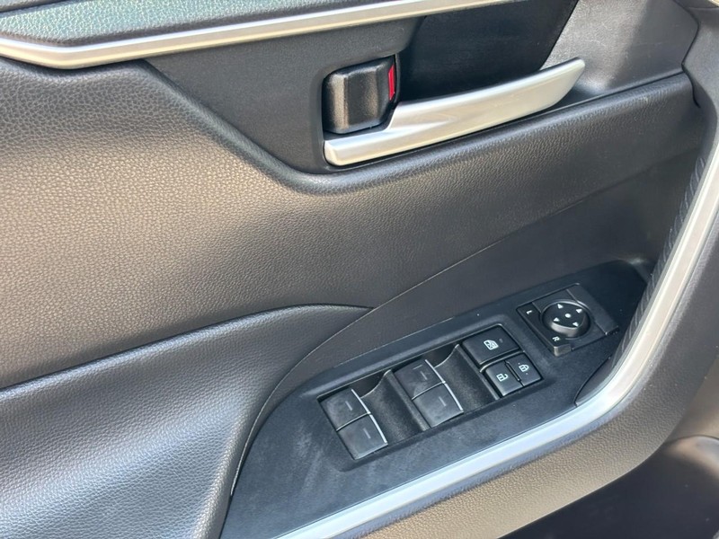 Toyota RAV4 Vehicle Full-screen Gallery Image 18