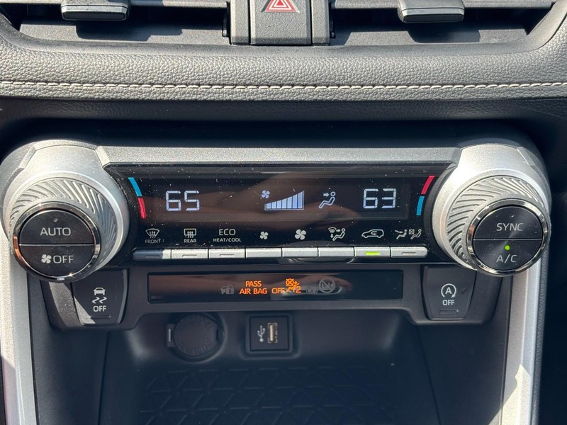 Toyota RAV4 Vehicle Full-screen Gallery Image 24