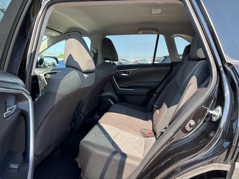 Toyota RAV4 Vehicle Full-screen Gallery Image 13