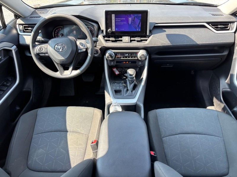 Toyota RAV4 Vehicle Full-screen Gallery Image 15