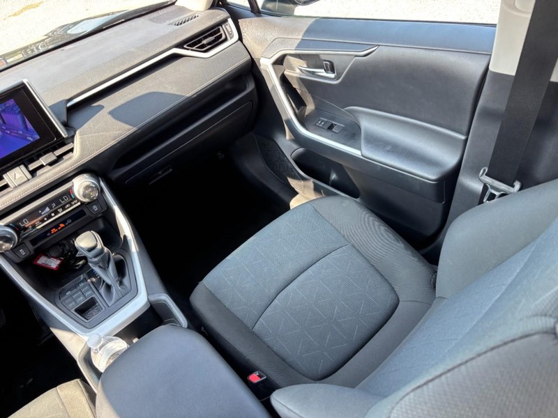 Toyota RAV4 Vehicle Full-screen Gallery Image 16