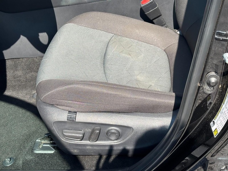 Toyota RAV4 Vehicle Full-screen Gallery Image 17