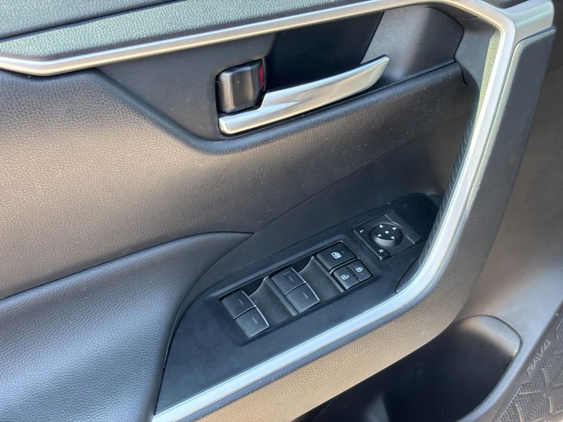 Toyota RAV4 Vehicle Full-screen Gallery Image 18
