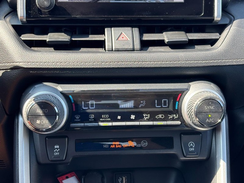 Toyota RAV4 Vehicle Full-screen Gallery Image 24